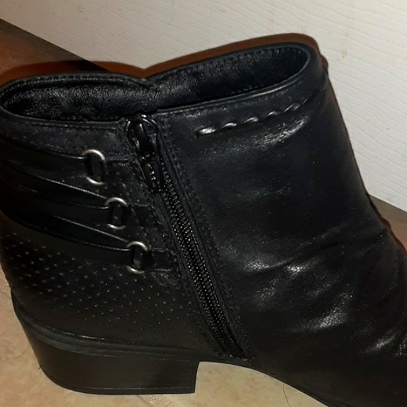 Baretraps black Gineva boot w/ western ruching NWOT: size 9 - Picture 5 of 9